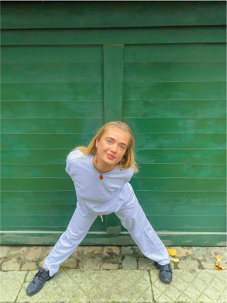 grå sweatshirt og joggingbukser